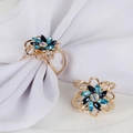 Rond de serviette floral doré serti de cristaux bleus pour une décoration de table chic - Style Floral Bleu