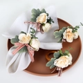 Elegante Serviettenringe Set mit weißen Seidenrosen und Holzring für die Tischdeko - Creme Rose Kariertes Band Stil (4er Pack)