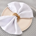 Rond de serviette moderne en corde tressée dorée sur une serviette blanche et une assiette - Rond de Serviette Tissé en Corde de Chanvre / Or Brillant