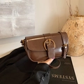 Sac bandoulière rétro marron foncé aspect brillant avec boucle fer à cheval dorée - Avec Pendentif / Marron