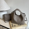 Set borsa a mano e astuccio con cerniera in pelle taupe grana litchi vintage - Grigio