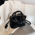 Sac à main Boston classique en noir avec texture cuir et finitions métalliques dorées - Noir