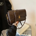 Retro dark brown crossbody bag in glossy faux leather with gold metal clasp lock - With Pendant / Coffee PU