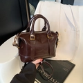 Sac à main Boston en cuir brillant marron foncé avec détails dorés et bandoulière réglable - café