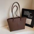 Bolso tote grande minimalista marrón oscuro con textura de lichi y correas largas - Grande / Marrón