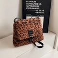 Borsa tote leopardata con patta in pelle nera e tracolla regolabile - Marrone