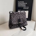 Borsa a tracolla chic con stampa leopardata grigia e nera in ecopelliccia e pelle - Nero