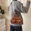 Borsa bowling marrone vintage con doppie tasche anteriori in un accogliente set invernale - Marrone