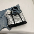 Bolso tote plateado acolchado con asas negras y acabado metálico brillante - Talla única / Plateado