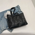 Bolso tote acolchado negro con textura suave y base de cuero para uso diario casual - Talla única / Negro
