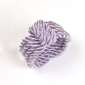 Détail d'un rond de serviette tressé à la main bleu marine et argent avec texture tissée - Lavande