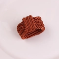 Détail du rond de serviette tressé à la main en corde marron foncé avec finition satinée - Rouge Brique
