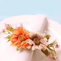 Portatovagliolo a margherita fatto a mano con fiori rosa e arancio su piatto bianco - Stile Margherita Artificiale (ZWZ-PNR-955)
