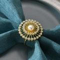Elegante gouden servetring met parel en strass in een zonnig bloemontwerp - Zonnebloem Gouden Servetring