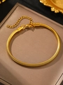 Detailopname van gouden slangenketting armband met verstelbare sluiting op displaydoos - Goud (N9139)
