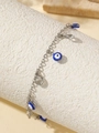 Silberne Fußkette mit blauen Evil-Eye-Anhängern und Kristallen auf Steindisplay - Silber (C6594)