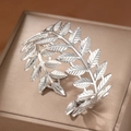Elegante zilveren laurierblad open armband met verfijnde textuur op sieradendoos - Zilveren Blad Stijl (F2780)