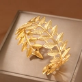 Gouden olijfblad armband met matte textuur en open ontwerp in Romeinse bruidsstijl - Gouden Blad Stijl (F2779)