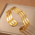 Adjustable golden hammered texture C-shape stainless steel wave cuff bracelet for women - Gold (F2915)