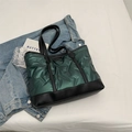 Bolso tote acolchado de nailon verde oscuro con acabados en cuero negro y estilo esponjoso - Talla única / Verde