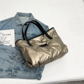 Sac fourre-tout matelassé doré champagne avec anses en cuir noir sur du denim - Taille unique / Or