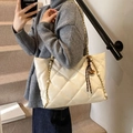 Bolso tote acolchado crema con asas de cadena dorada y colgante de campana chic - Con Colgante / Blanco Roto