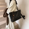 Schwarze gesteppte Shopper-Tasche mit goldener Kette und Anhänger für Damen - Mit Anhänger / Schwarz