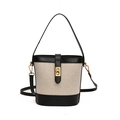 Bolso tipo cubo de lona beige y cuero negro con cierre giratorio dorado y bandolera - Caqui y Negro