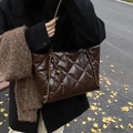 Dunkelbraune gesteppte Leder-Tote-Bag mit goldener Kette und Quaste für Damen - Mit Anhänger / Kaffeebraun