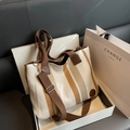 Gestreifte Canvas-Einkaufstasche in Beige und Braun mit verstellbarem Schultergurt - Gebrochenes Weiß