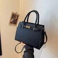 Borsa a mano classica in pelle nera martellata con tracolla regolabile e gancio oro - Nero