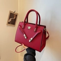 Elegante borsa da sposa rossa con chiusura girevole dorata e tracolla regolabile - Rosso