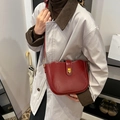 Vintage Satteltasche in Weinrot aus Glanzleder mit goldener Metallschnalle - Rot