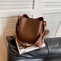 Braune Leder-Beuteltasche mit breitem Schultergurt und goldenen Metallbeschlägen - Braun