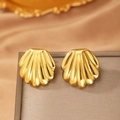 Gepolijste gouden schelp oorbellen met ginkgo bladstructuur op zijden achtergrond - Gouden Schelp Stijl (F875)