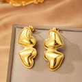 Gepolijste gouden dubbele hart oorknopjes op getextureerde grijze sieradenstand - Dubbele Hartstijl (F877) / Goud (F877)