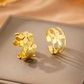 Detail von zwei goldenen floralen Ringen mit feinen Blütenblättern auf Schmuckkästchen - Goldenes Blumenmuster (C9873)
