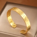 Bracelet jonc ouvert doré à texture martelée large et design ajouré pour femme - Style Martelée Or (F2921)