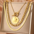 Collier triple rang en acier doré avec chaînes serpent, Figaro et pendentif disque martelé - Style à Étages Doré (C9389)