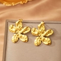 Schicke vergoldete geometrische Blumenohrringe mit kunstvoller Metallstruktur auf Display - Gold (F881)