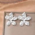 Schicke silberne Blumenstecker mit strukturierter Metalloptik für ein modisches Statement - Silber (F882)
