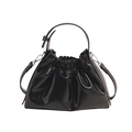 Borsa a mano nera lucida arricciata con finiture argento e tracolla staccabile - Nero