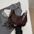 Borsa a mezzaluna marrone cioccolato in ecopelle con catena argento e tracolla regolabile - caffè