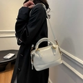 Boston Bag aus cremeweißem Öl-Wachsleder mit goldenen Beschlägen und Schultergurt - Weiß