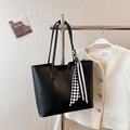Minimalistische schwarze PU-Leder-Einkaufstasche mit kariertem Seidenschal für den Alltag - Schwarz