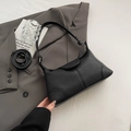 Elegante borsa sottobraccio in pelle nera a grana litchi con tracolla regolabile - Nero