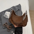 Borsa hobo marrone a mezzaluna con catena argentata e finitura in ecopelle lucida - Marrone