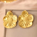 Übergroße goldene Sonnenblumen-Ohrstecker aus Edelstahl auf beigem Seidenhintergrund - Goldener Blumenstil (C8787)