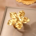18K gold plated stainless steel ring with hammered petal design and vintage finish - Gold (C9737)