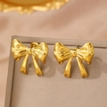 Boucles d'oreilles nœud dorées polies au design minimaliste sur boîte en satin - Style Nœud Doré (C9289)